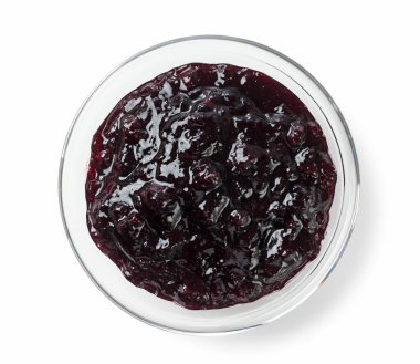 Böğürtlen reçelini beyaz arka planda cam bir kasede kuş bakışı izlemek.