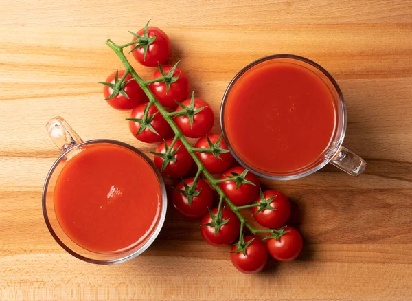 Vue Aérienne Jus Tomate Des Tomates Fraîches Sur Fond Arbre — Photo