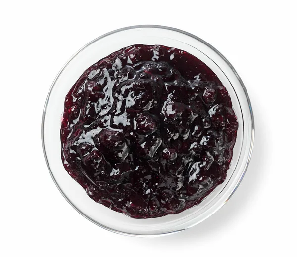 Böğürtlen reçelini beyaz arka planda cam bir kasede kuş bakışı izlemek.