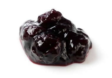 Beyaz arka planda damlayan yaban mersini reçeli bir açıdan çekilmiş..