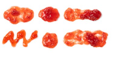 Beyaz arka plana damlayan çilek reçelinin çeşitli şekillerini kuş bakışı inceledim..