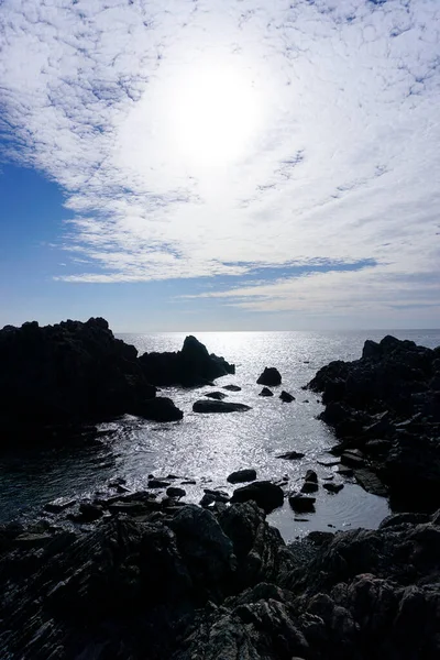 Mavi Gökyüzü Deniz Kayalar Dalgalar — Stok fotoğraf