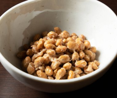 Siyah ahşap arka planda bir tabakta Natto.