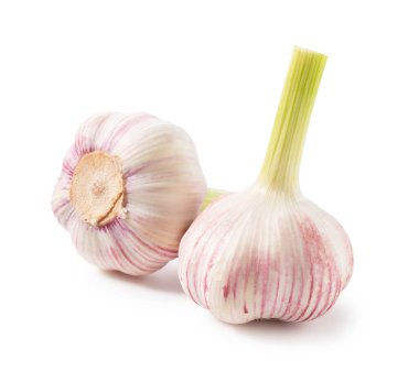 Beyaz arka plana yerleştirilmiş iki taze sarımsak.