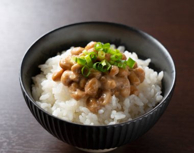 Kara ağacın arka planına koyulan pirinci takan natto. Japonya 'da kahvaltı görüntüsü