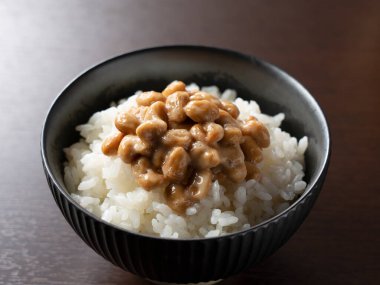 Kara ağacın arka planına koyulan pirinci takan natto. Japonya 'da kahvaltı görüntüsü