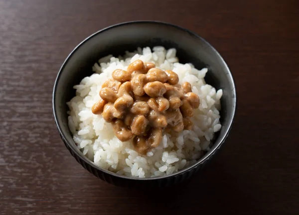 Natto Umieścić Ryżu Umieścić Tle Ciemnego Drzewa Obraz Śniadania Japonii — Zdjęcie stockowe
