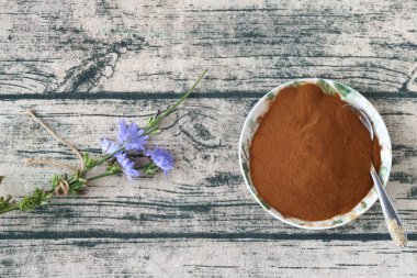 Hindiba toz ve çiçekler