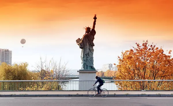 Paris 'te Özgürlük Heykeli