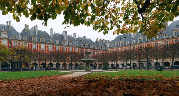 Place des Vosges plein in Parijs — Stockfoto