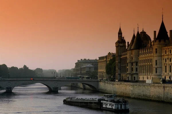 Río Sena en el centro de la ciudad de París — Foto de Stock