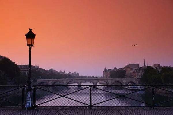 Мост Pont Des Arts в Париже — стоковое фото