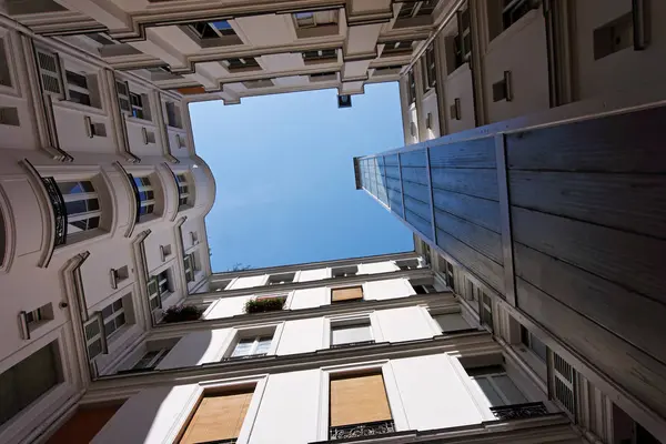  Sigarasız, iç avlu Paris