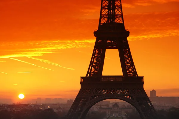 Eiffel toren zonsondergang in Parijs — Stockfoto