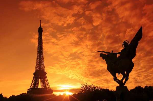 Eiffel toren zonsondergang in Parijs — Stockfoto