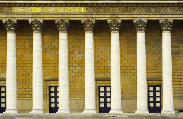 Paris'te Fransız Millet Meclisi cephe