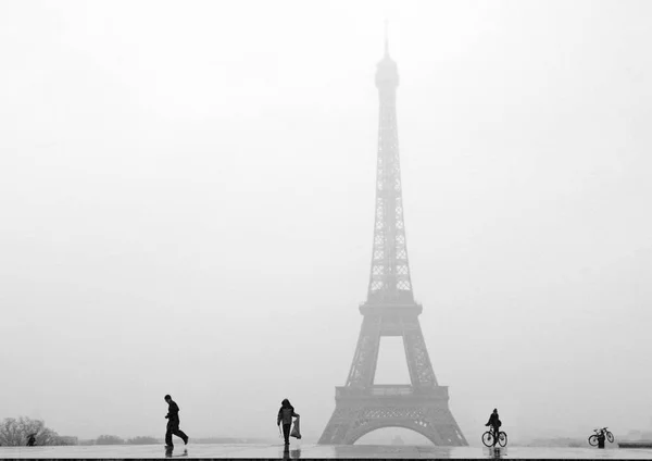Mysty rano o wieży Eiffla w Paryżu — Zdjęcie stockowe
