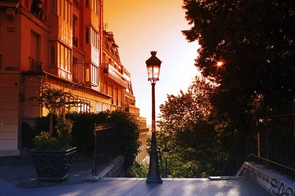 몽 마 르 트 거리에 있는 램프 포스트 — 스톡 사진