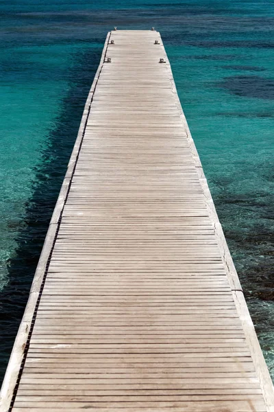 Yeşil deniz ve iskelesi Corsica Adası