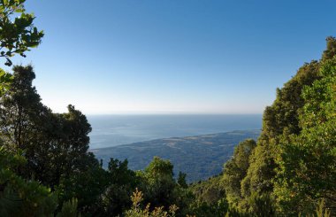 Corsica'deki / daki kıyı ve dağ Costa verde