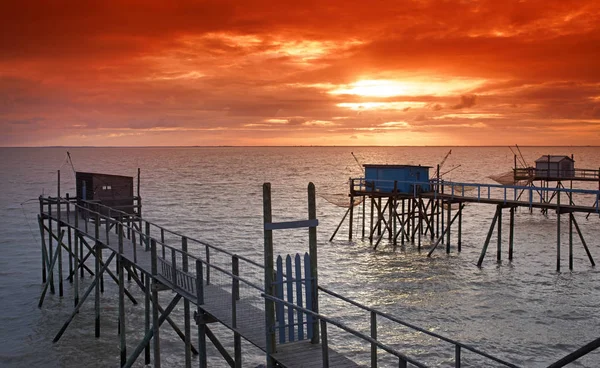    Charente deniz kıyısında bir kulübede Balık tutma                            