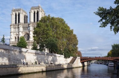 Notre Dame Katedrali ve Seine Nehri quay