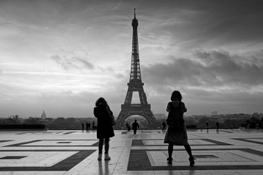 Eyfel Kulesi ve Trocadero Meydanı