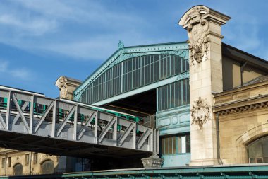 Metro treninin ve Paris Austerlitz tren istasyonu