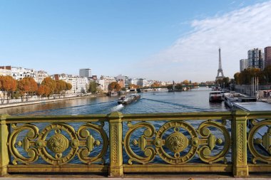 pont de Mirabeau Köprüsü ve Paris'te Seine Nehri