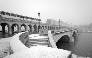 Paris Bercy köprüde kar