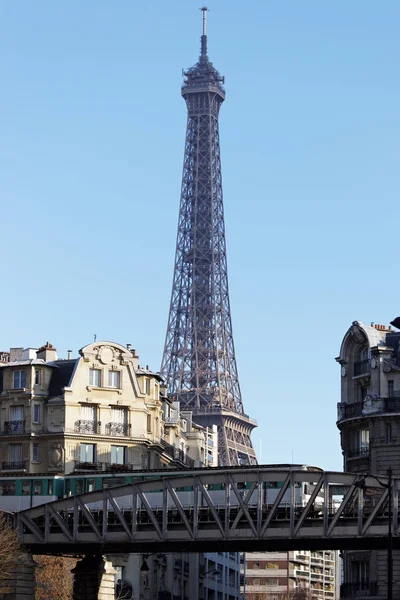 Hava metro ve Eyfel Kulesi Paris