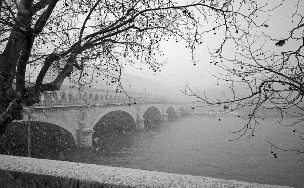 雪のパリのベルシー橋の上 — ストック写真