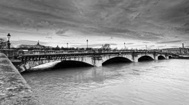 Seine Nehri sel Paris'te Concorde Köprüsü yakınlarında
