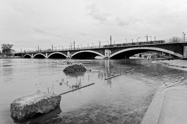 Ulusal Köprüsü ve Paris çevresinde iç çevre yolunun yakınında Seine Nehri sel