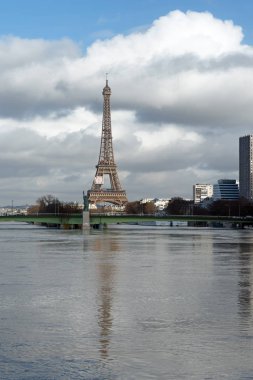 Eifel Kulesi yansıması Seine Nehri fllod