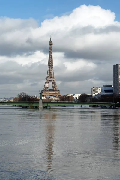 Eifel Πύργος Αντανάκλαση Στο Fllod Ποταμό Σηκουάνα — Φωτογραφία Αρχείου