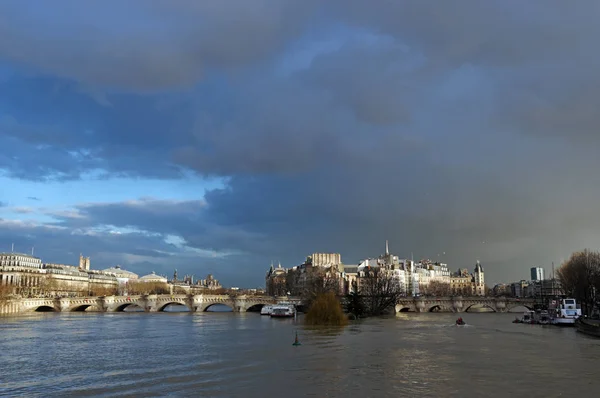 Потоп Реки Сены Возле Моста Париже — стоковое фото