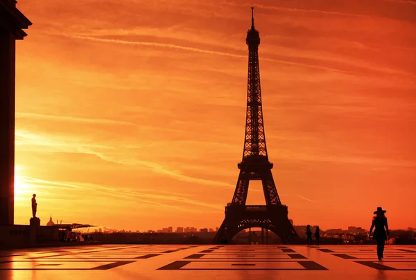 Sonnenaufgang Über Dem Eiffelturm Und Tourist Auf Dem Trocadero Plaza — Stockfoto