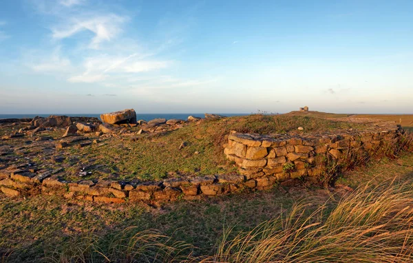 Quiberon 'un vahşi sahillerinde beyaz liman dolmenleri