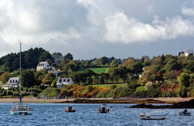 Cte d 'Armor' daki Ploubazlanec sahili. Britanya.