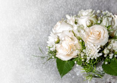 Bir buket beyaz gül.