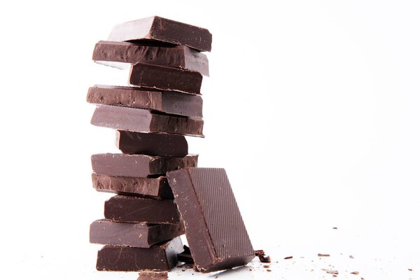 шоколадная плитка на белом фоне
