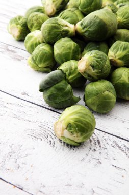 Beyaz arka plan üzerinde Brussel filizlenir