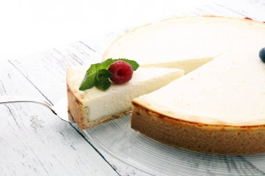 beyaz zemin üzerine Cheesecake