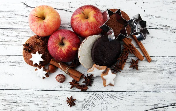 Pliki cookie, przyprawy i jabłka koncepcja piekarnia Boże Narodzenie — Zdjęcie stockowe