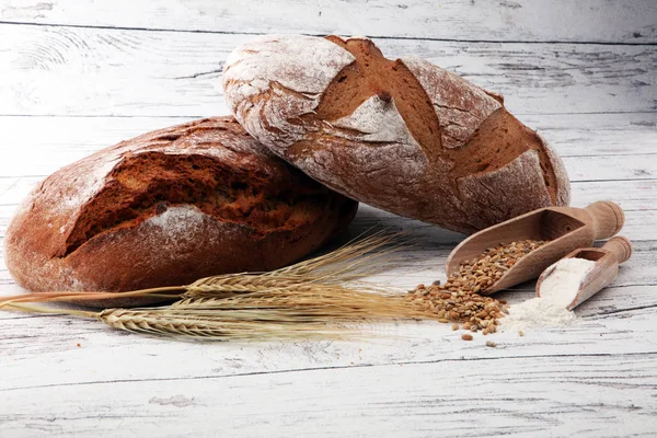 Свіжий запечений хліб і борошно в хлібопекарському наборі концепції — стокове фото
