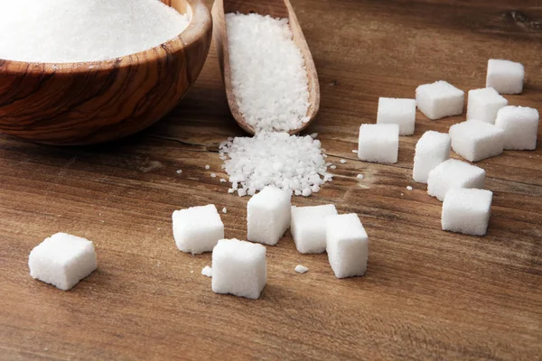 다양 한 유형의 나무 테이블에 설탕, 흰 설탕 — 스톡 사진