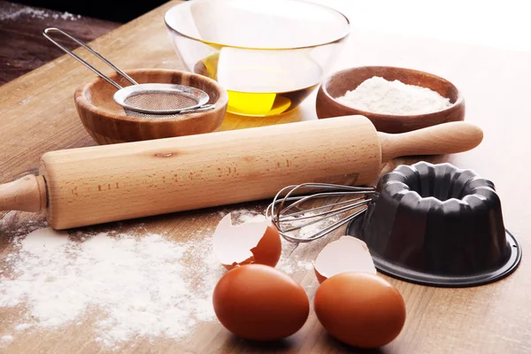 Backzutaten für hausgemachtes Gebäck auf Holzboden. bak — Stockfoto