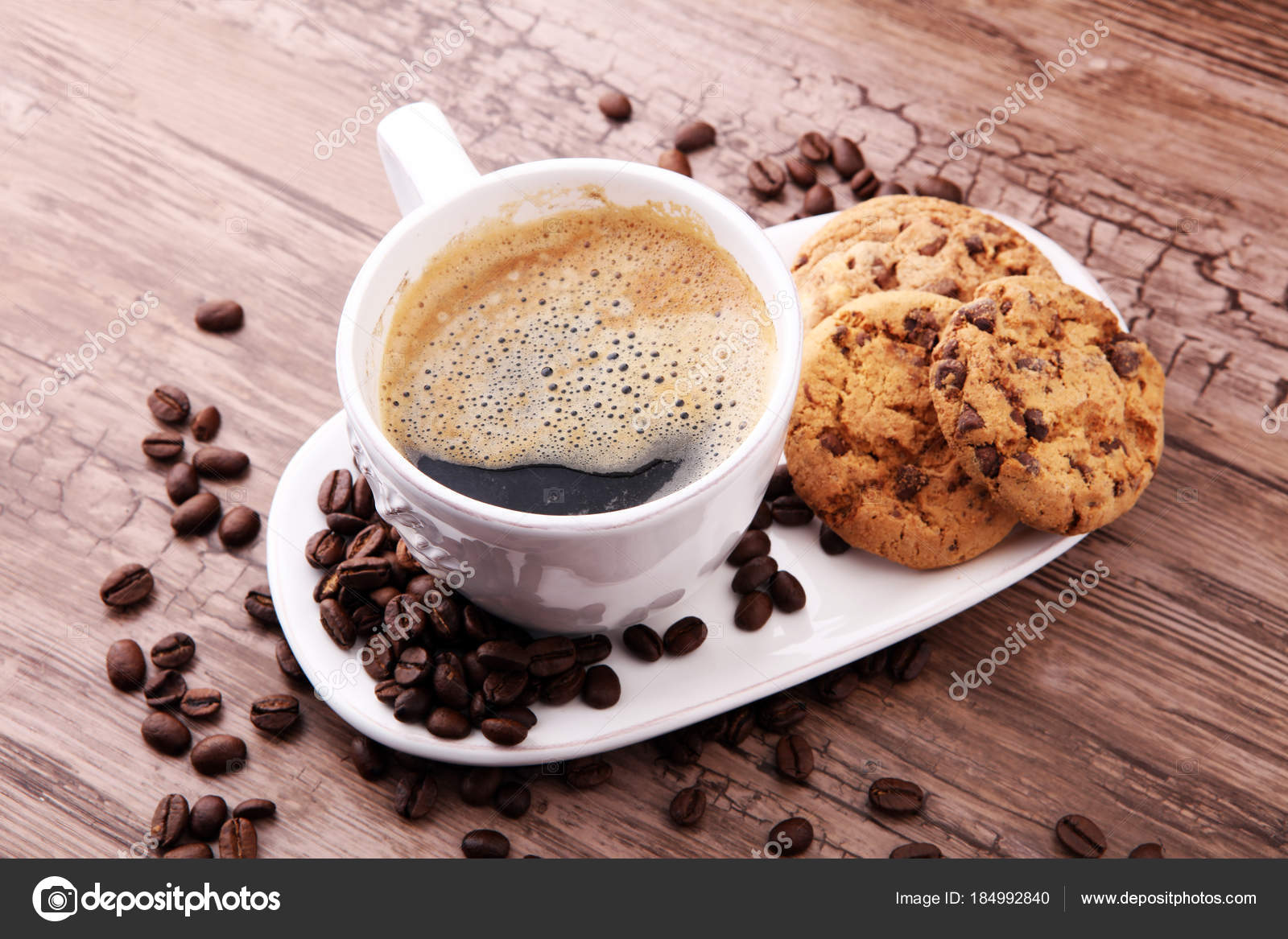 Taza de café y croissant con una pila de azúcar en polvo y
