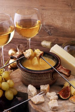 Gurme İsviçre fondü yemek çeşitli ch ile bir kış akşamında